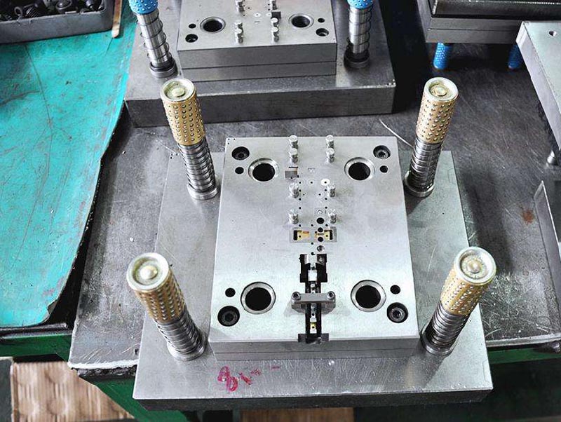 玉龙模具制造-01